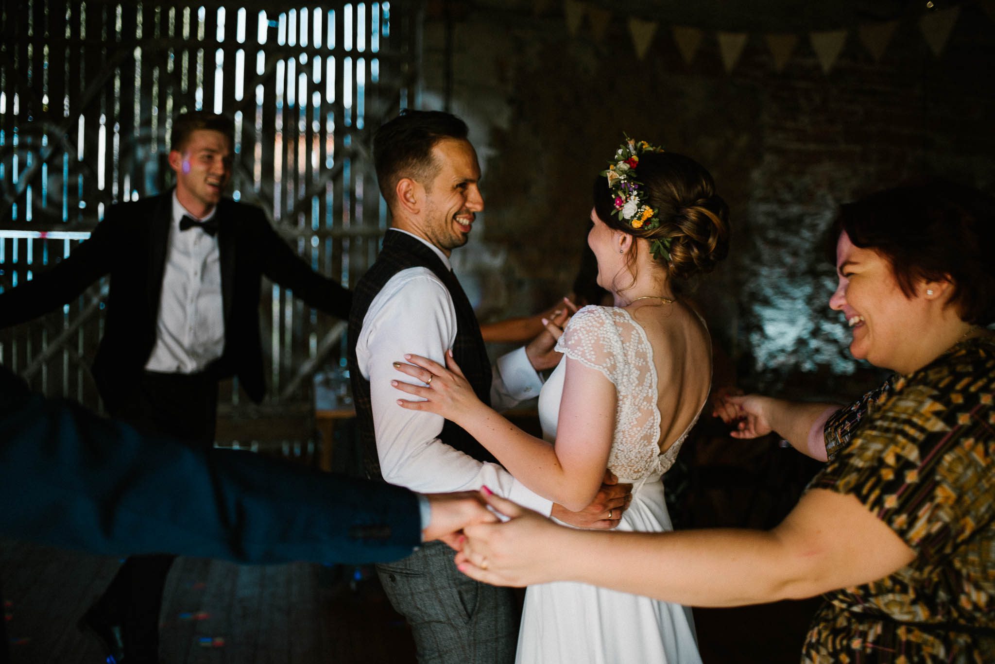 Pierwszy taniec nowożeńców w stodole - ślub w stodole w Dyrkowie