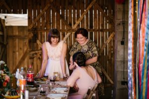 Goście siedzą przy stole na weselu - ślub w stodole w Dyrkowie