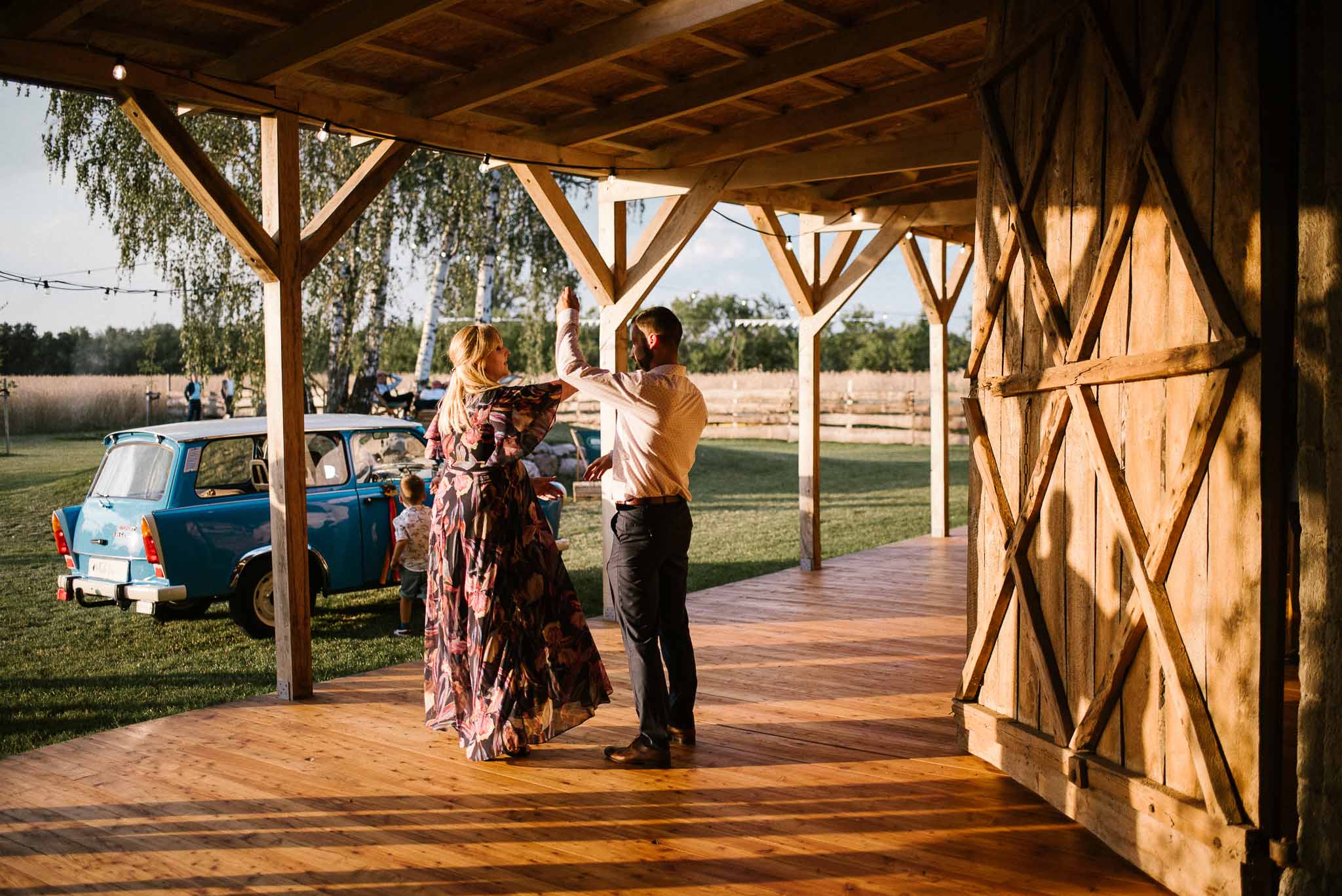 Goście weselni tańczą na tarasie - ślub w stodole Dyrkowo