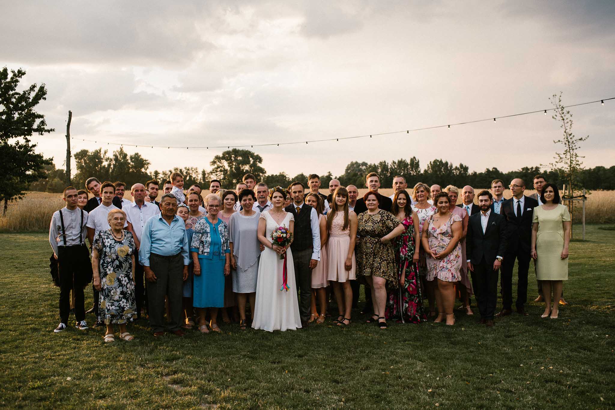 Grupowe zdjęcie gości weselnych - ślub w stodole Dyrkowo