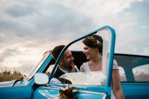 Para młoda w niebieskim trabancie - ślub w stodole w Dyrkowie Sesja ślubna z trabantem