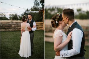 Para młoda całuje się przy stodole - sesja ślubna w plenerze Poznań