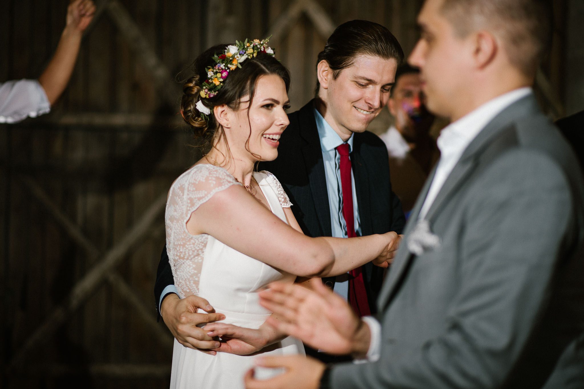 Goście weselni tańczą na weselu w stodole - ślub w stodole Dyrkowo
