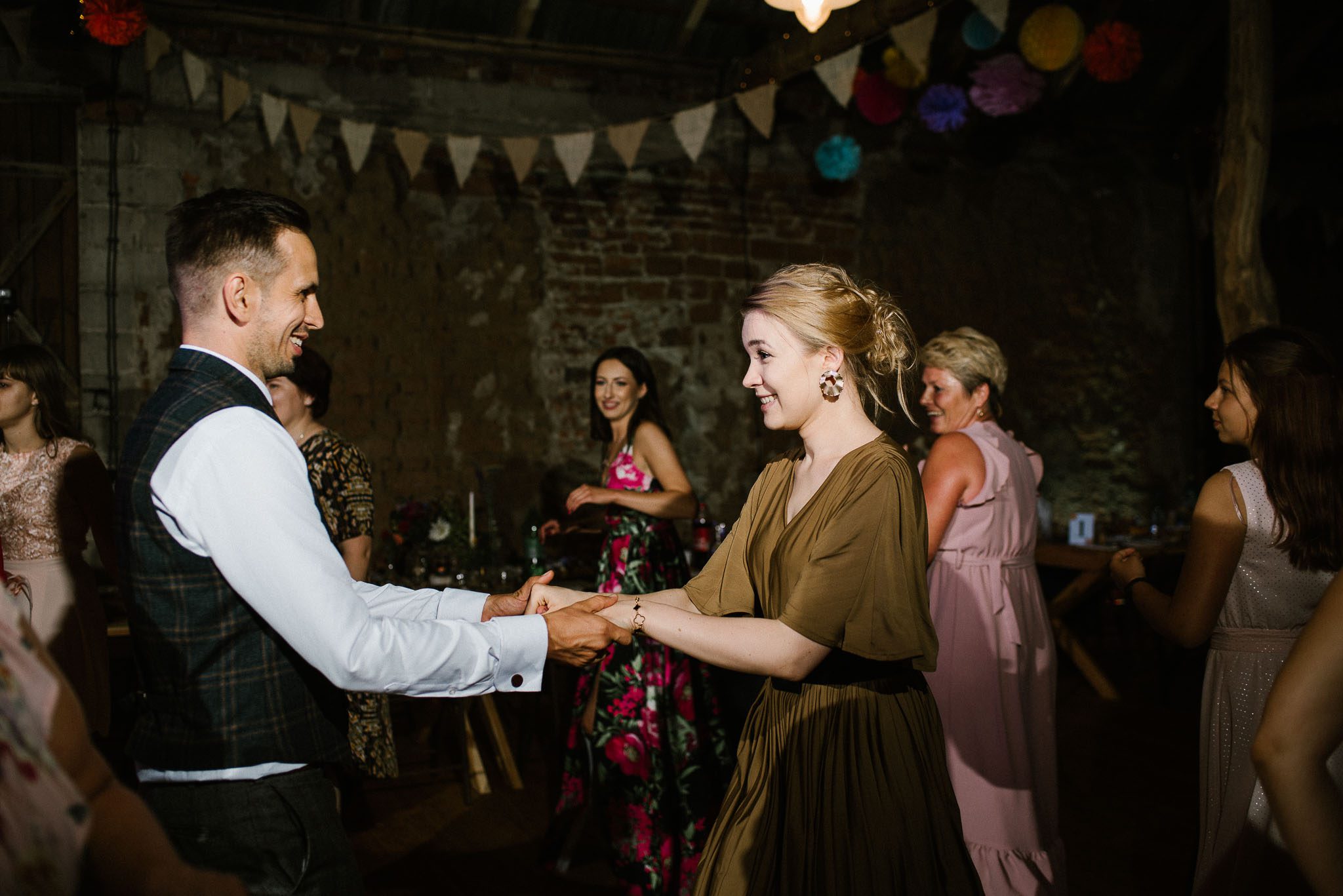 Goście weselni tańczą na weselu w stodole - ślub w stodole Dyrkowo