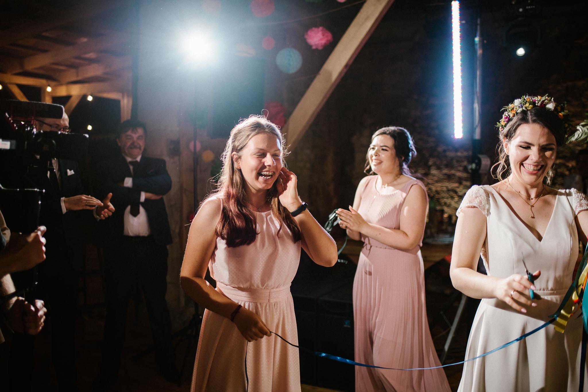 Oczepiny na weselu w stodole - ślub w stodole w Dyrkowie