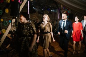 Goście tańczą pociąg na weselu w stodole - ślub w stodole Dyrkowo