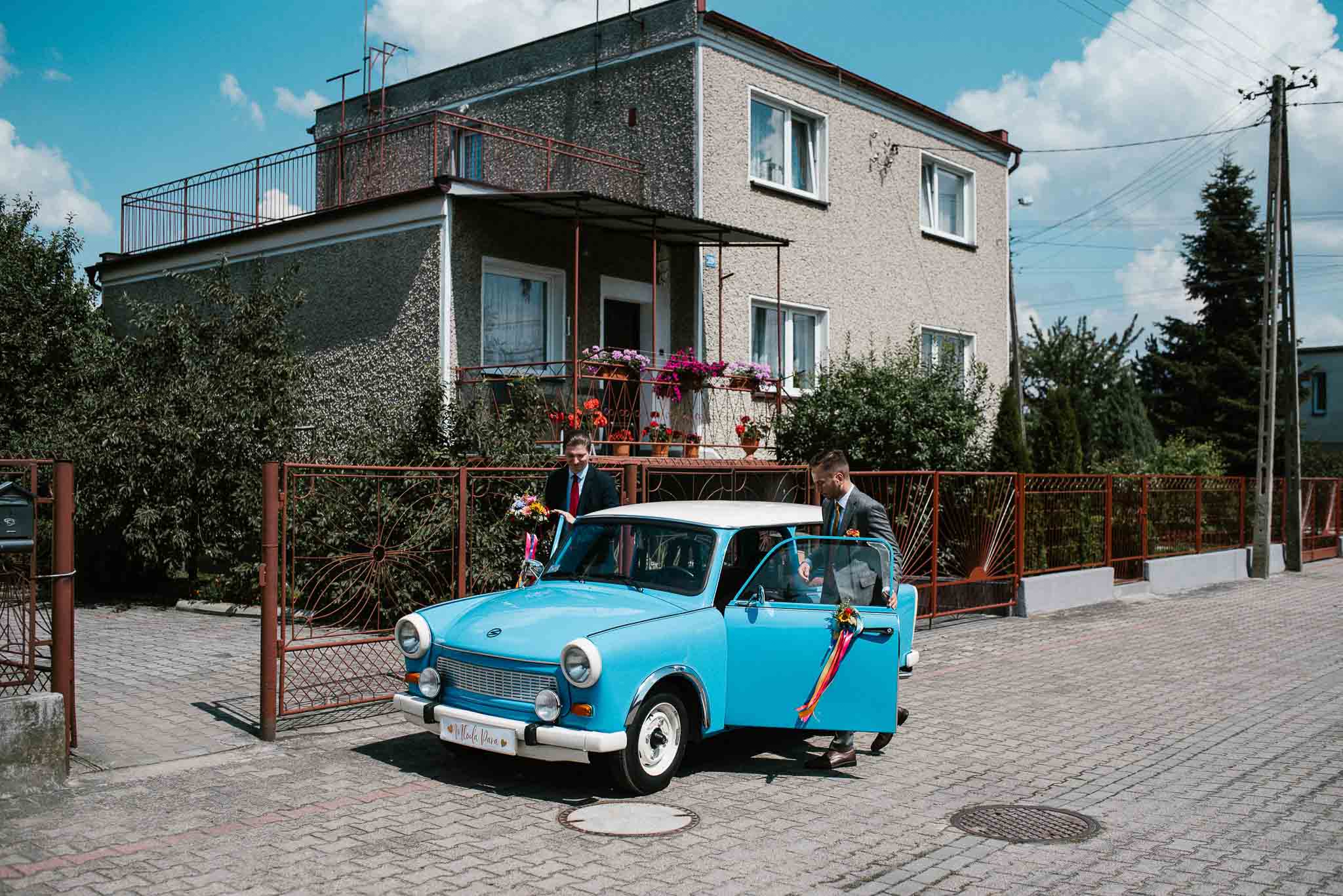 Stary niebieski samochód ślubny - ślub w stodole Dyrkowo