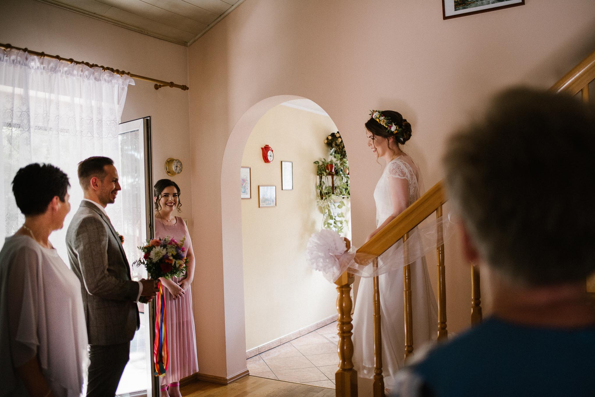 Panna młoda schodzi po schodach - ślub w stodole w Dyrkowie