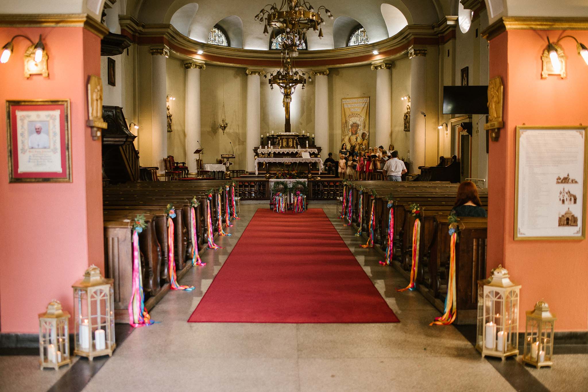Ustrojony kościół, kolorowe wstążki i kwiaty - ślub w stodole w Dyrkowie
