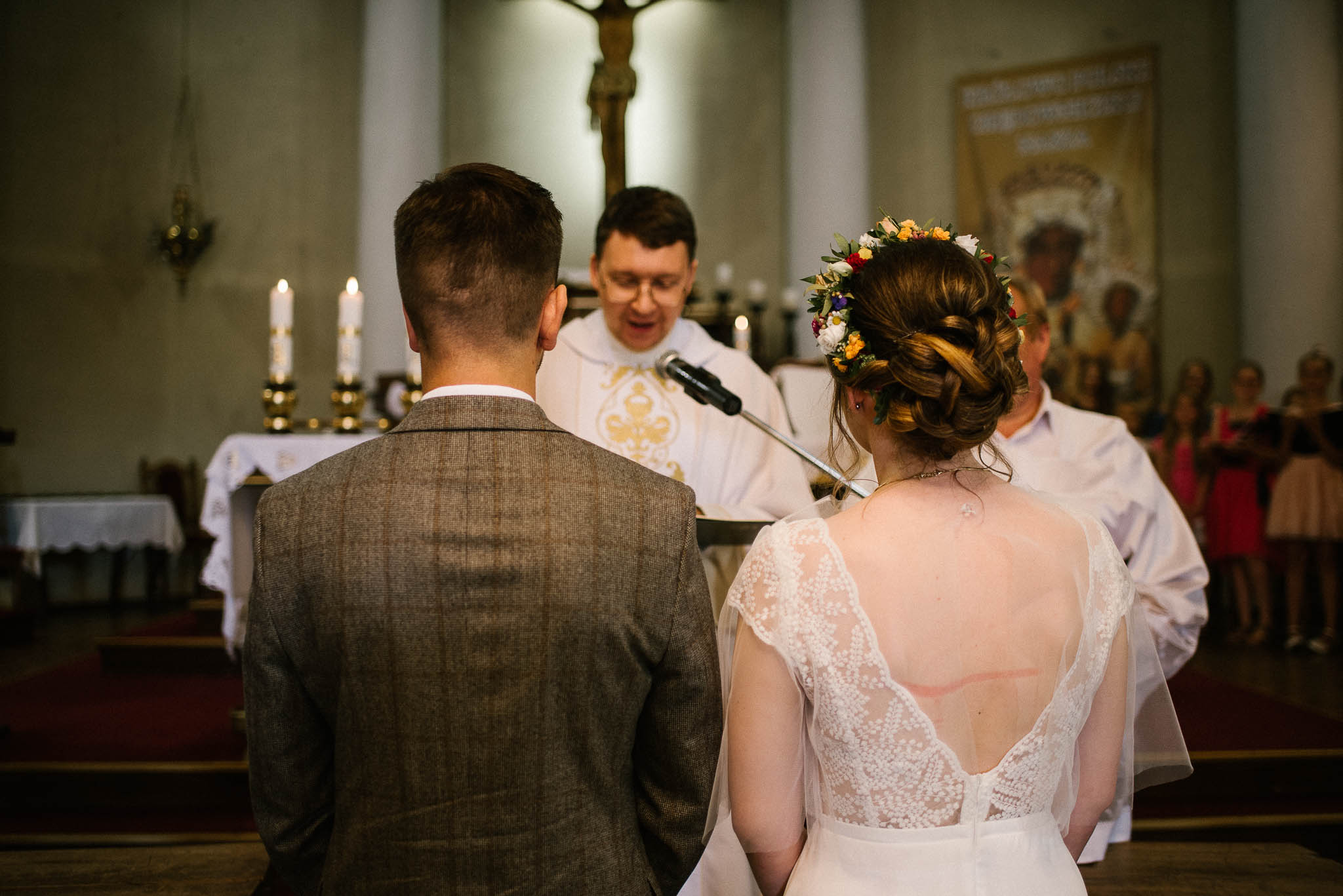 Para młoda podczas przysięgi małżeńskiej - ślub w stodole Dyrkowo