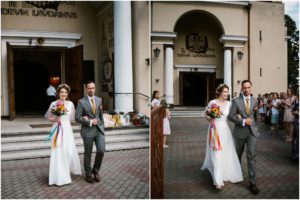 Para młoda wychodzi z kościoła - ślub w stodole w Dyrkowie
