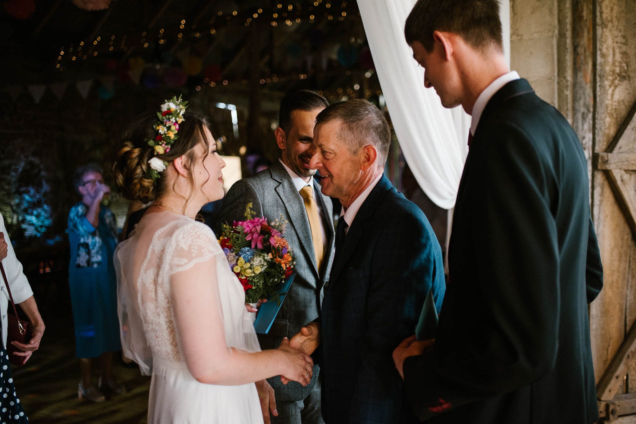Goście składają życzenia nowożeńcom - wesele w stodole w Dyrkowie