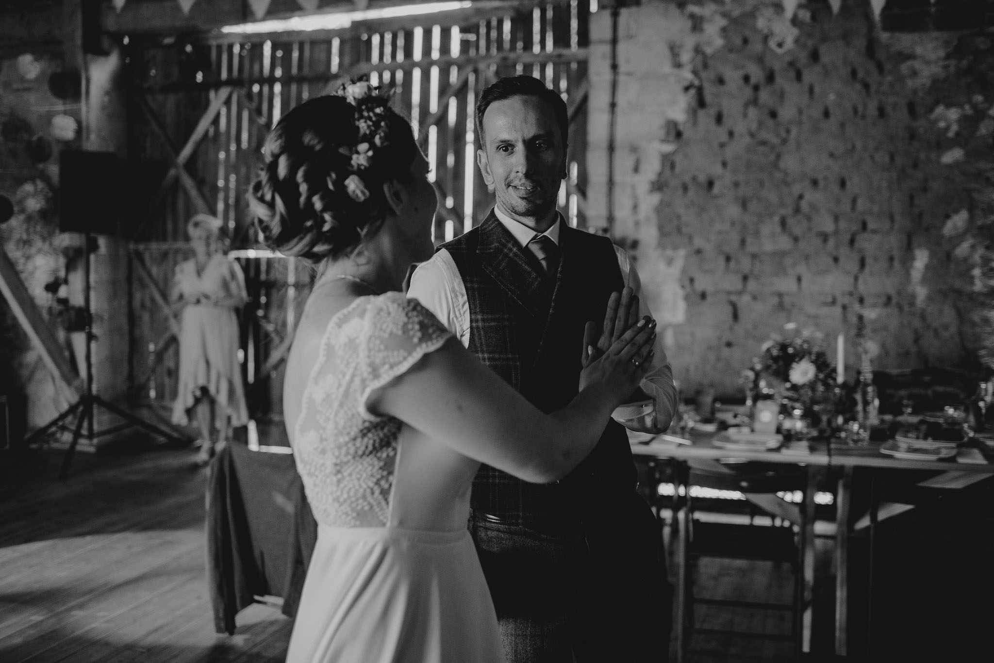 Pierwszy taniec nowożeńców w stodole - ślub w stodole w Dyrkowie