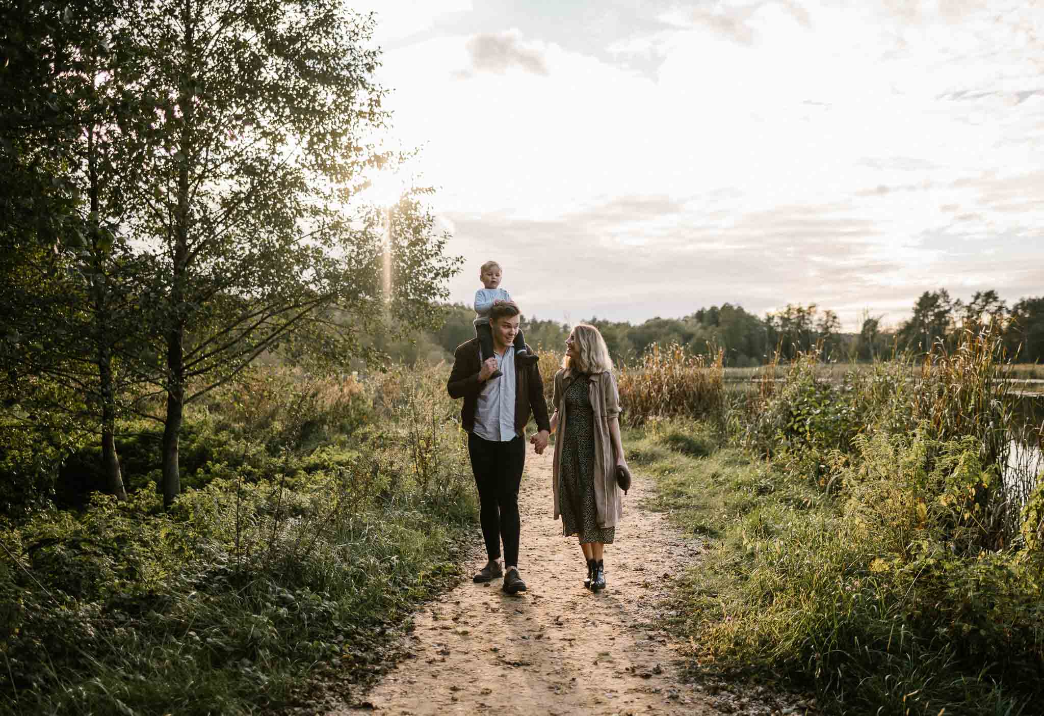 Rodzina spaceruje razem jesienią - Jesienna sesja rodzinna w plenerze Poznań