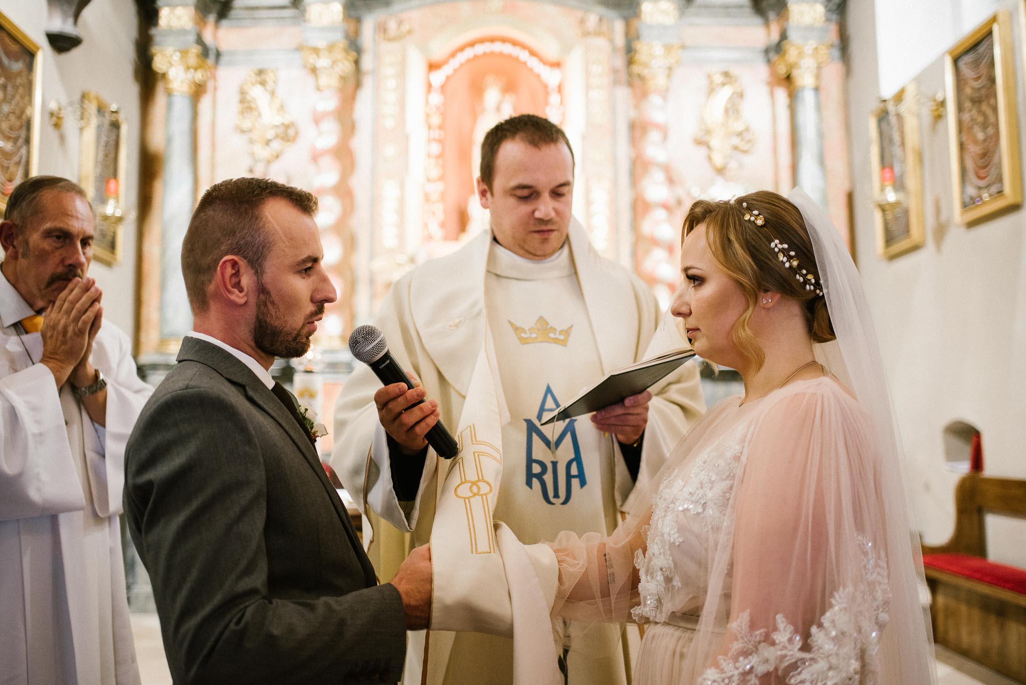 Para młoda przed ołtarzem - ślub w Biskupicach, Siedem Drzew