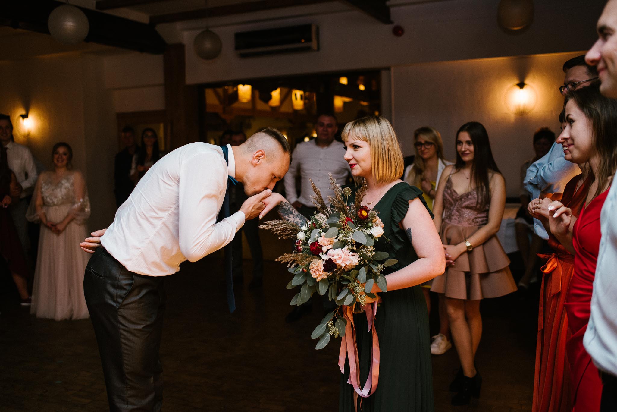 Pan młody rzuca krawat podczas oczepin - ślub w Biskupicach, Siedem Drzew