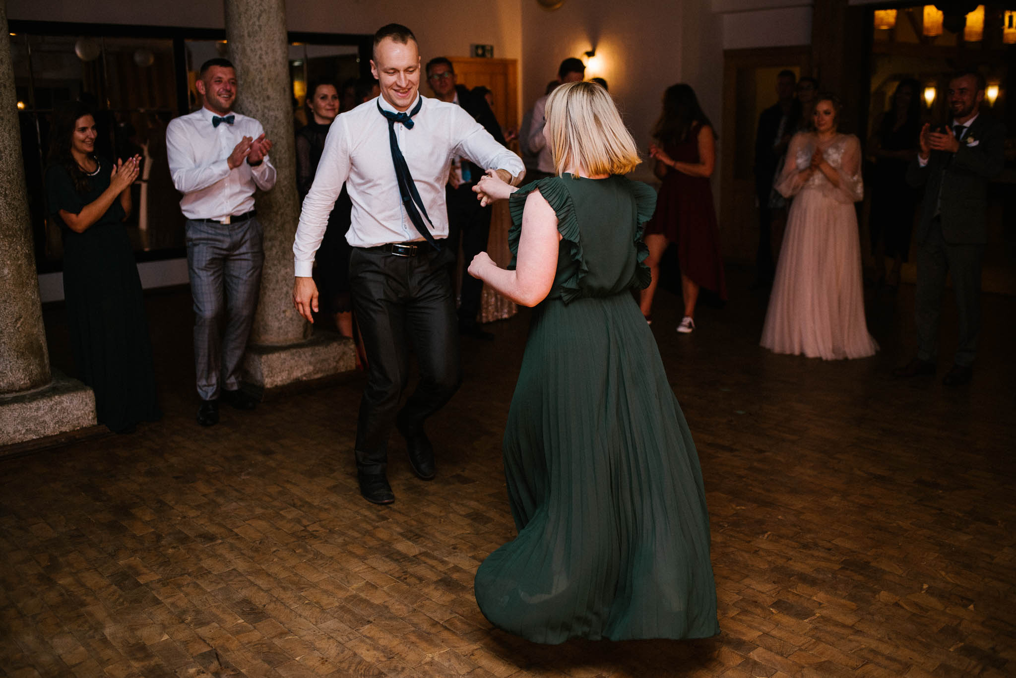 Goście tańczą na weselu - ślub w Biskupicach, Siedem Drzew