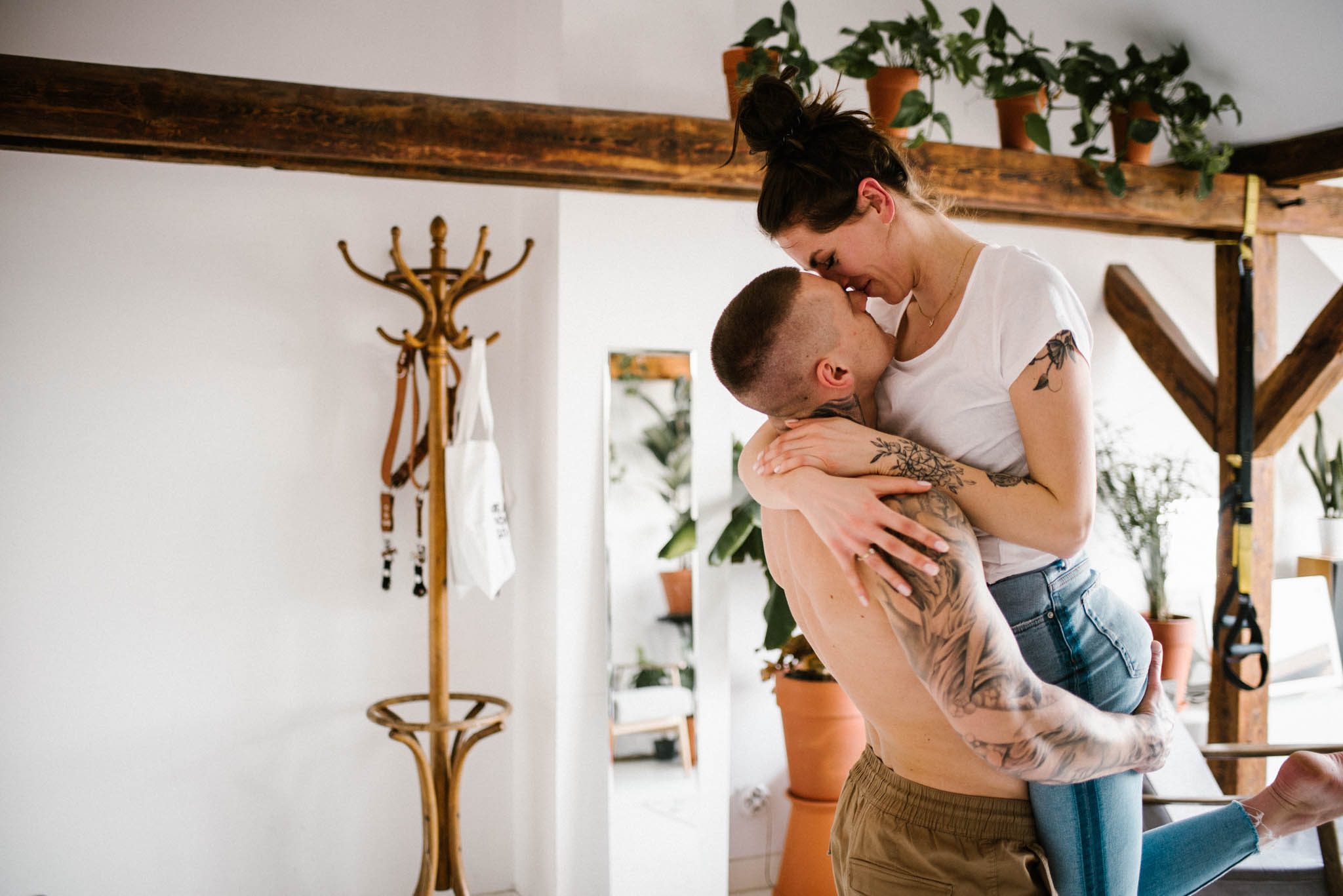 Para się całuje, chłopak podnosi partnerkę - sesja miłosna w domu w Poznaniu