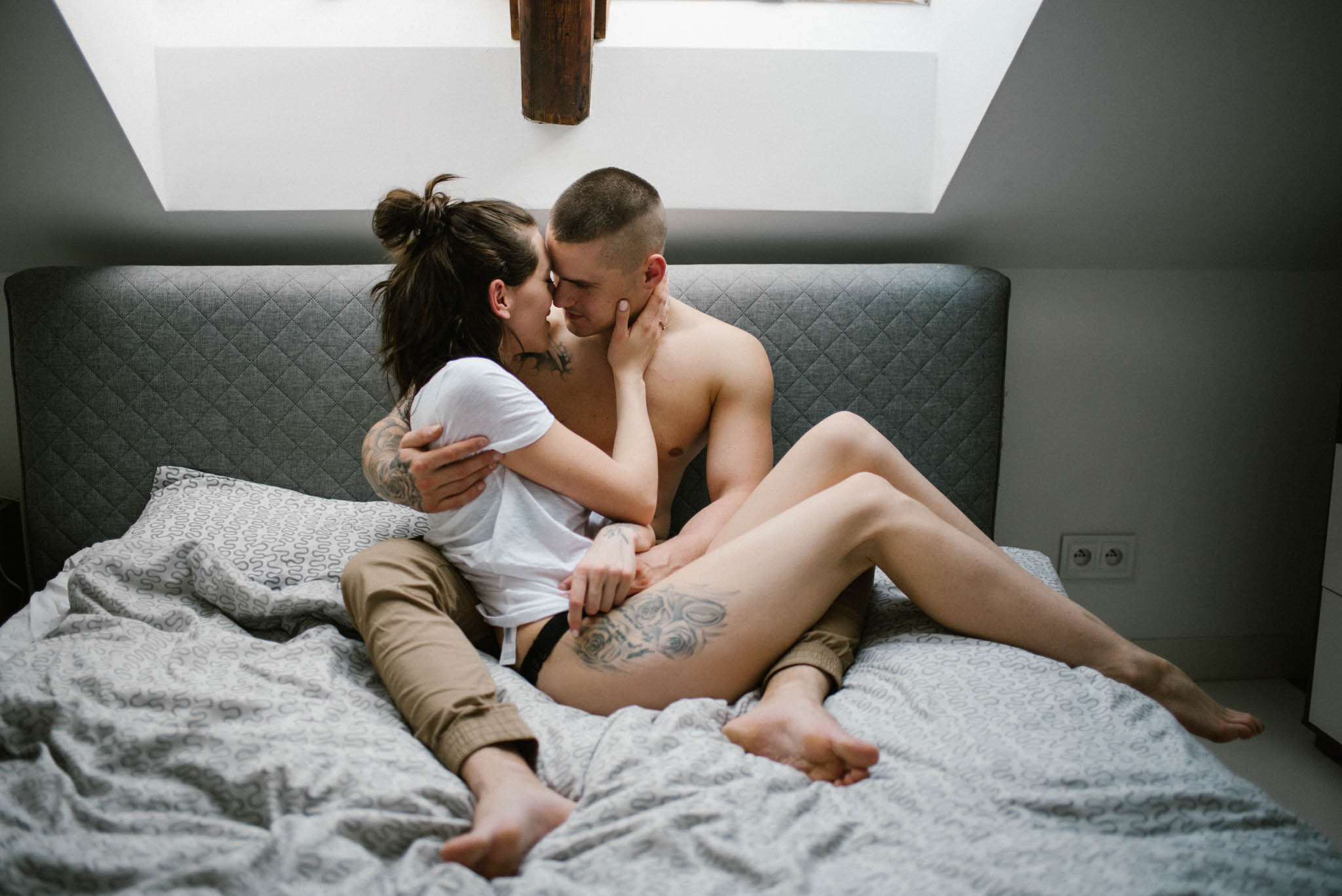 Para całuje się na łóżku - sesja miłosna w domu w Poznaniu