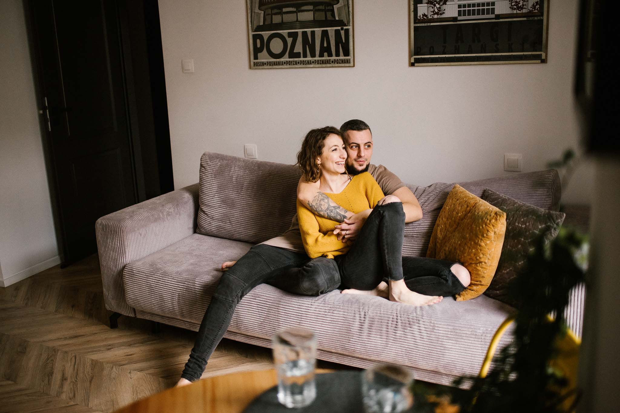Para siedzi na kanapie i się przytula - sesja sensualna pary lifestyle w Poznaniu
