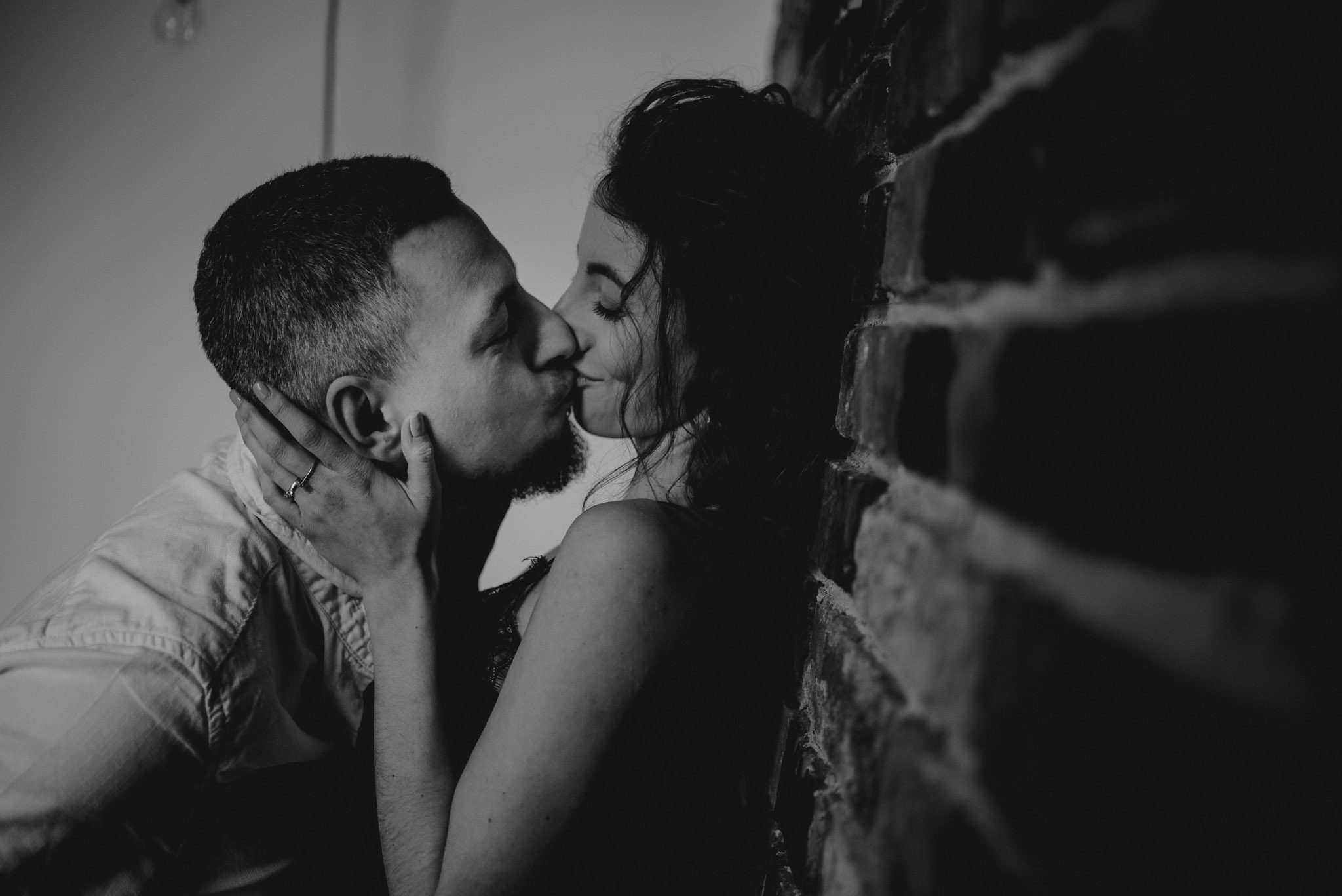 Żona przytula męża i całuje go w usta - sesja sensualna pary lifestyle w Poznaniu