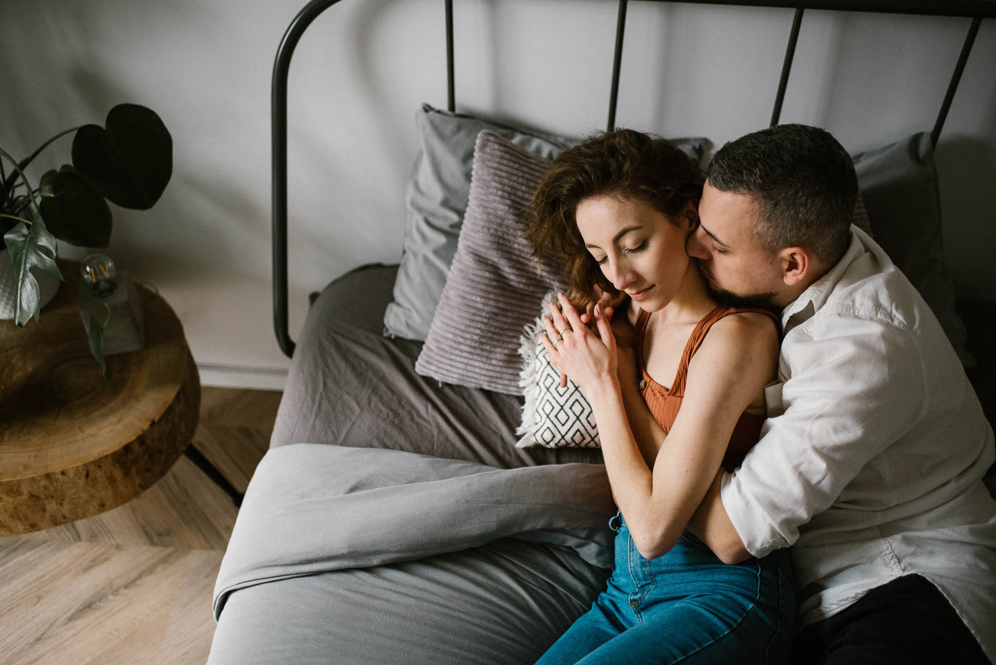 Para przytula się na łóżku w sypialni - sesja sensualna pary lifestyle w Poznaniu