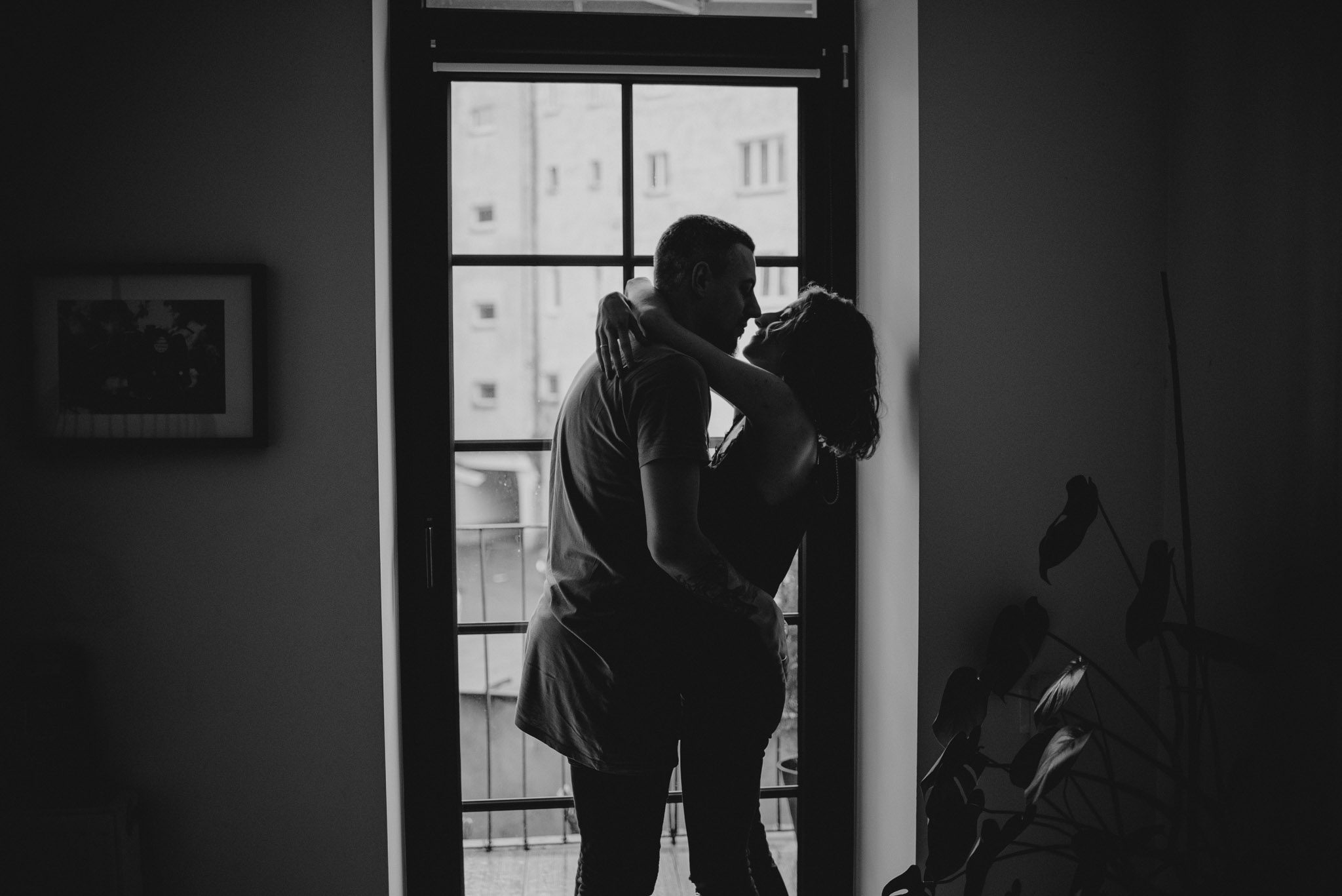 Para stoi na tle okna i patrzą na siebie - sesja sensualna pary lifestyle w Poznaniu