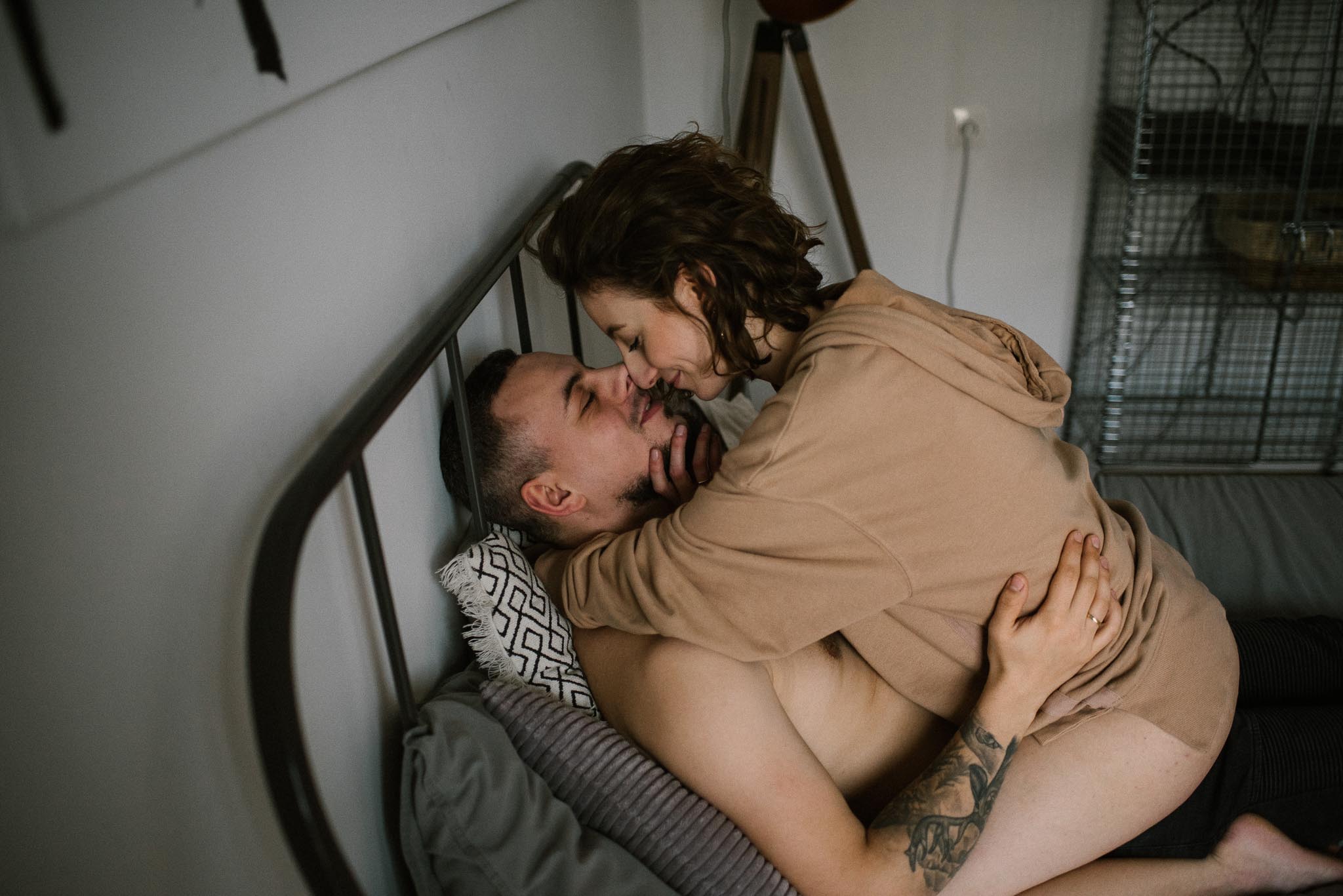 Żona obejmuje męża na łóżku - sesja sensualna pary lifestyle w Poznaniu