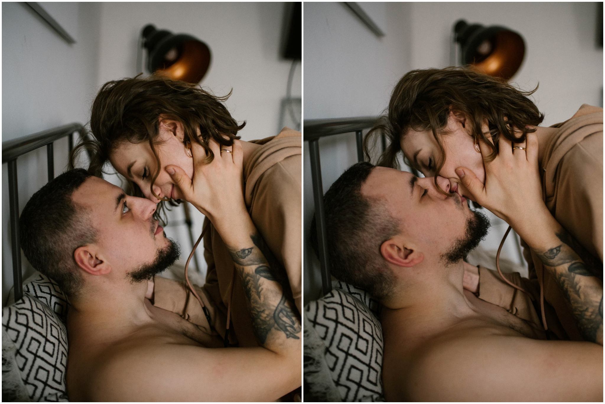Narzeczeni wpatrują się w siebie na łóżku - sesja sensualna pary lifestyle w Poznaniu