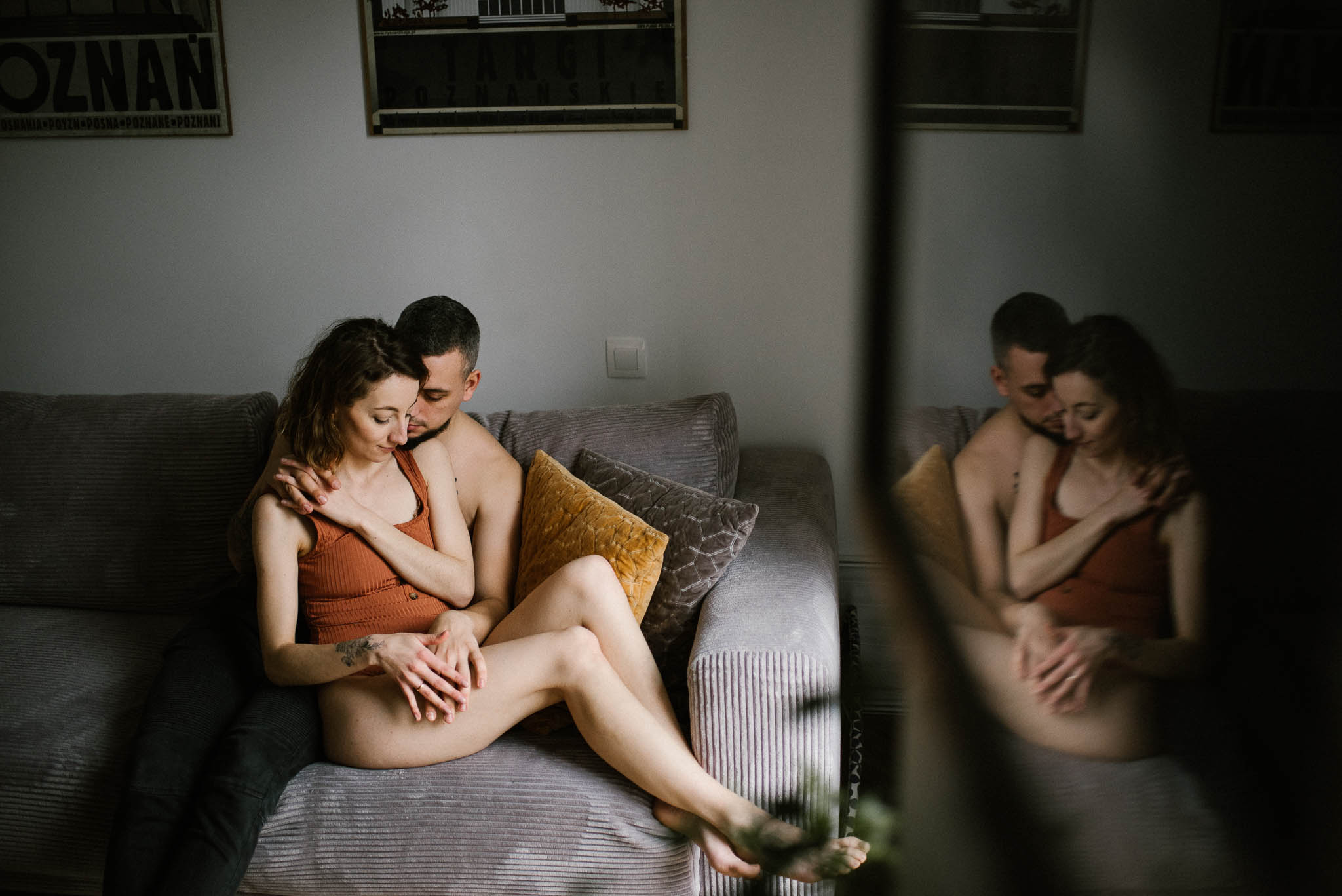 Mąż i żona siedzą przytuleni na kanapie - sesja sensualna pary lifestyle w Poznaniu