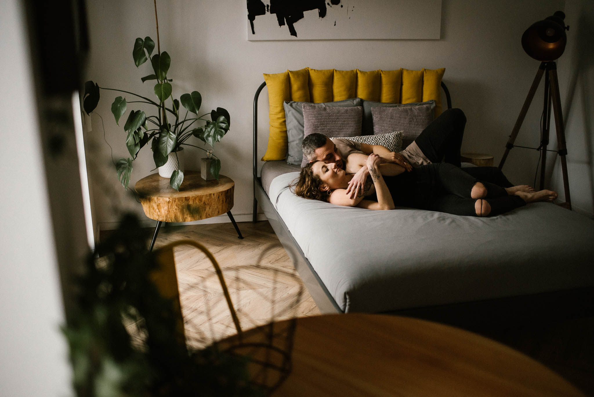 Mąż i zona leżą w sypialni na łóżku - sesja sensualna pary lifestyle w Poznaniu