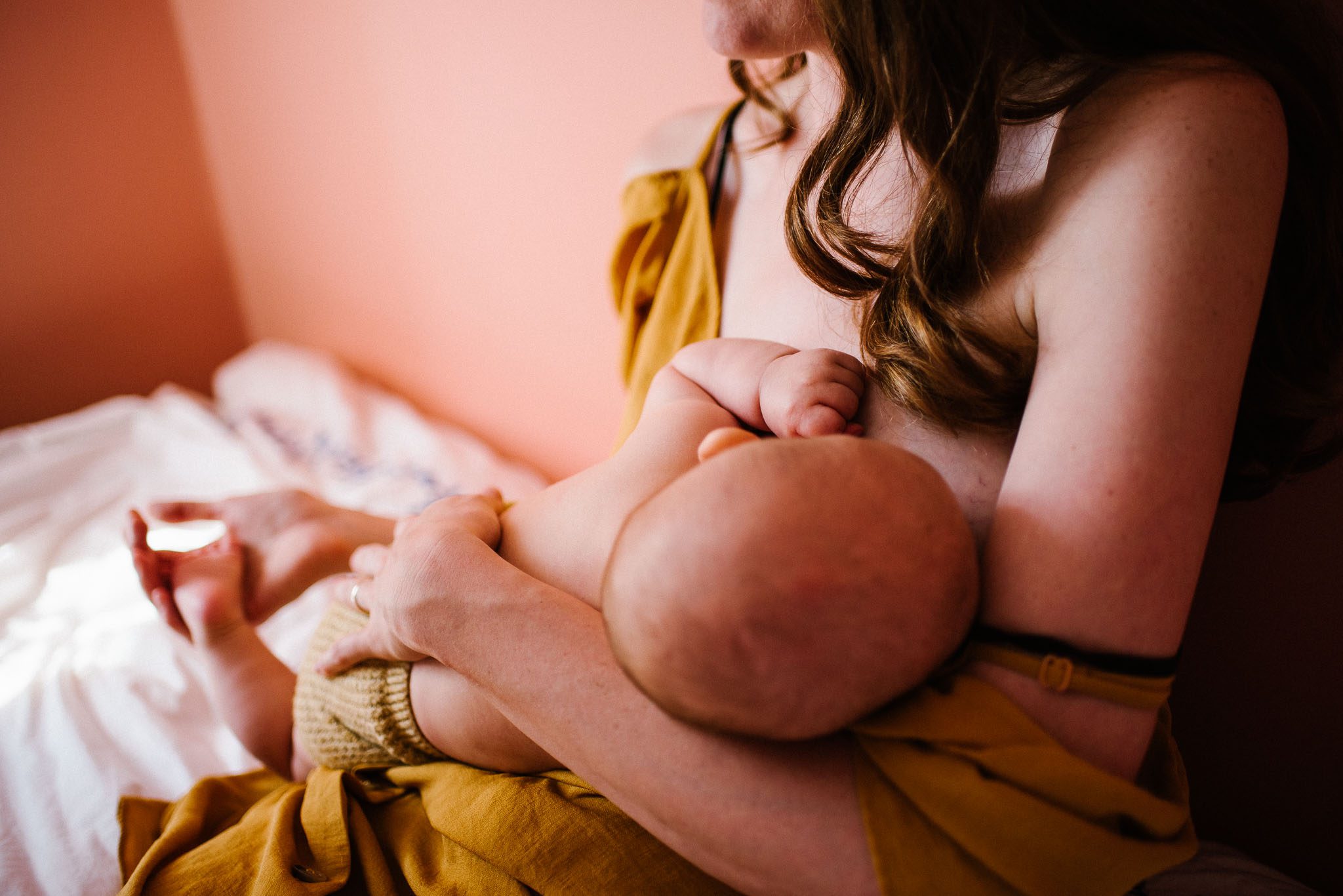 Karmienie piersią niemowlęcia, zbliżenie na główkę - sesja niemowlęca lifestyle w domu Poznań