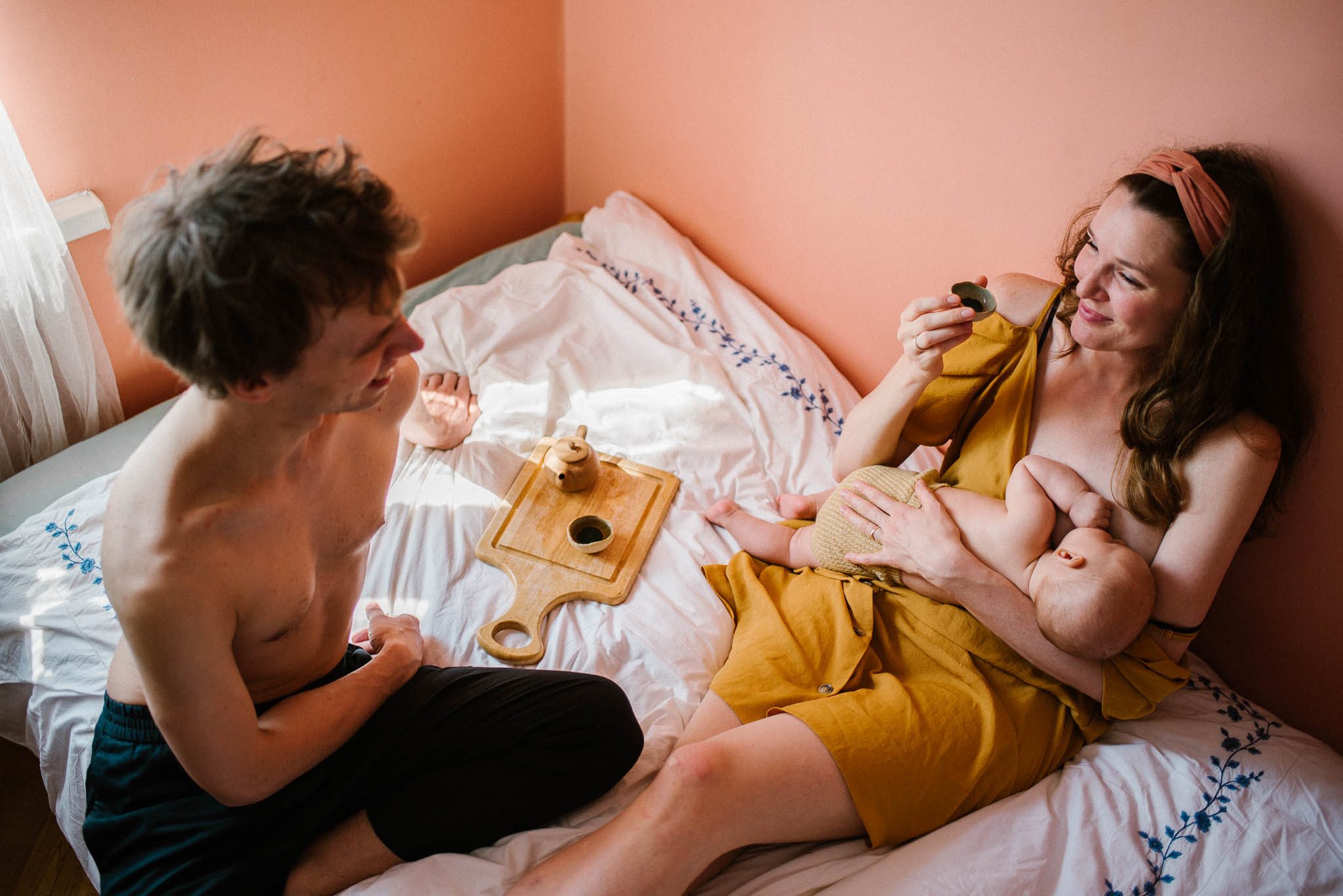 Mama i tata piją herbatę w łóżku - Sesja niemowlęca lifestyle w domu Poznań