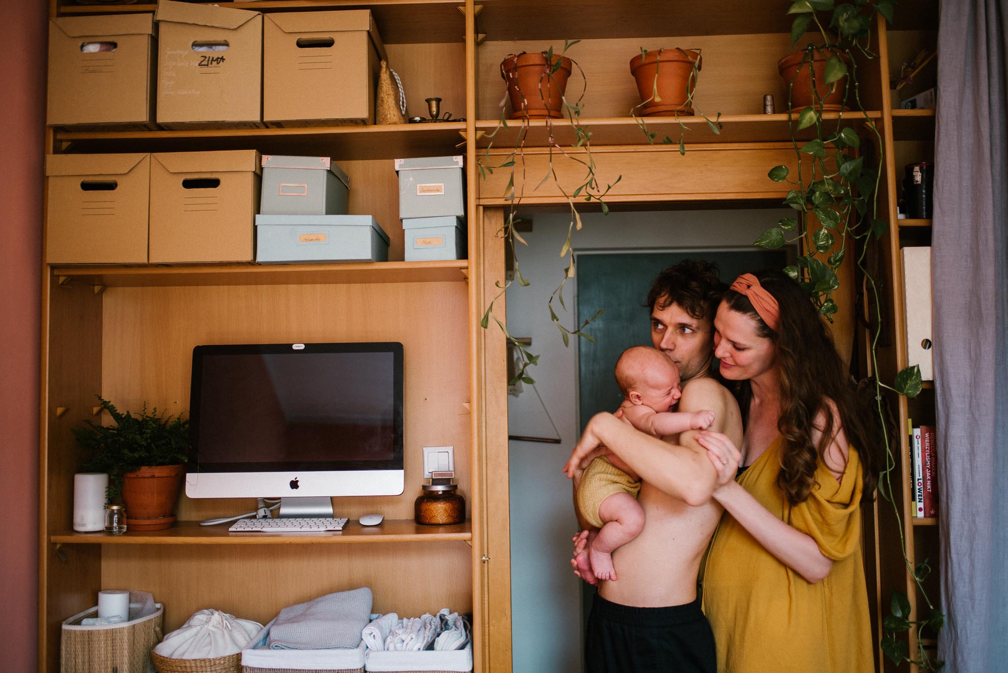 Rodzice trzymają synka na rękach -Sesja niemowlęca lifestyle w domu Poznań