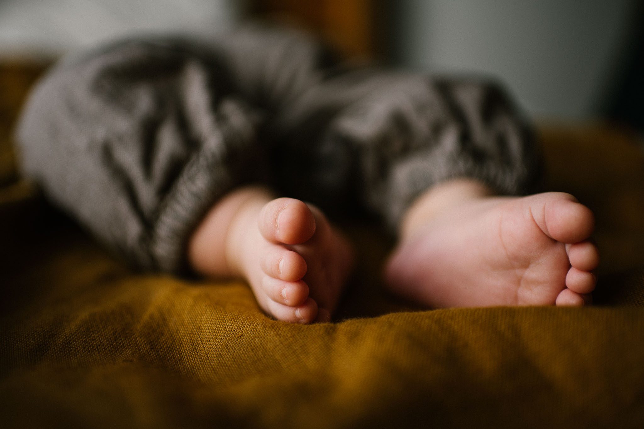 Zbliżenie na stópki niemowlęcia  Sesja niemowlęca lifestyle w domu Poznań