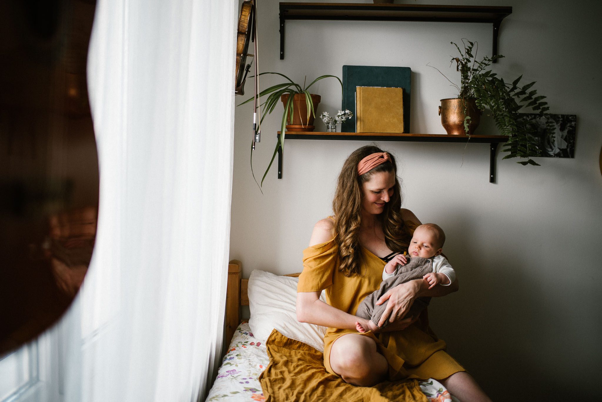 Mama trzyma synka na rękach - Sesja niemowlęca lifestyle w domu Poznań
