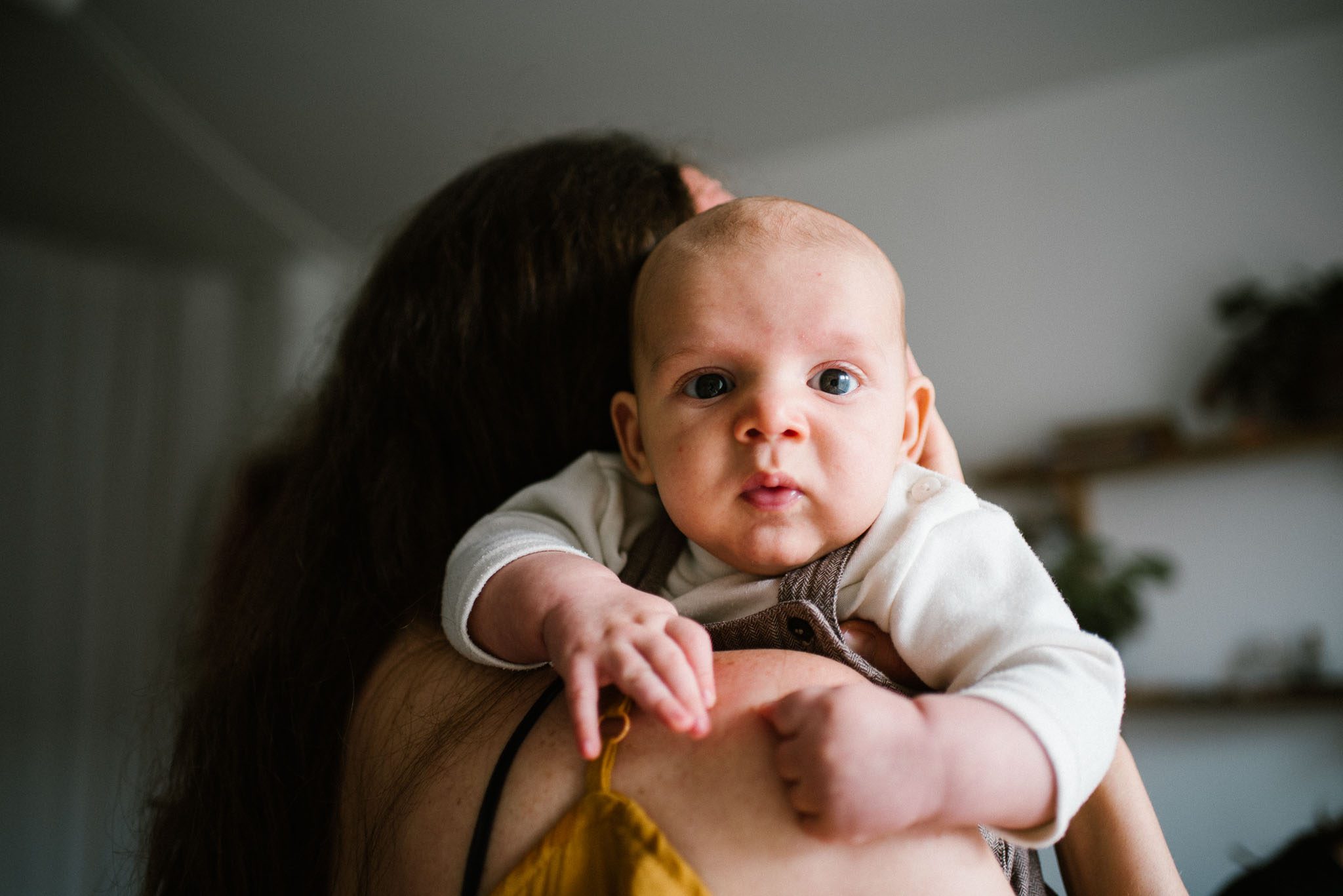 Mama z synkę na rękach - Sesja niemowlęca lifestyle w domu Poznań