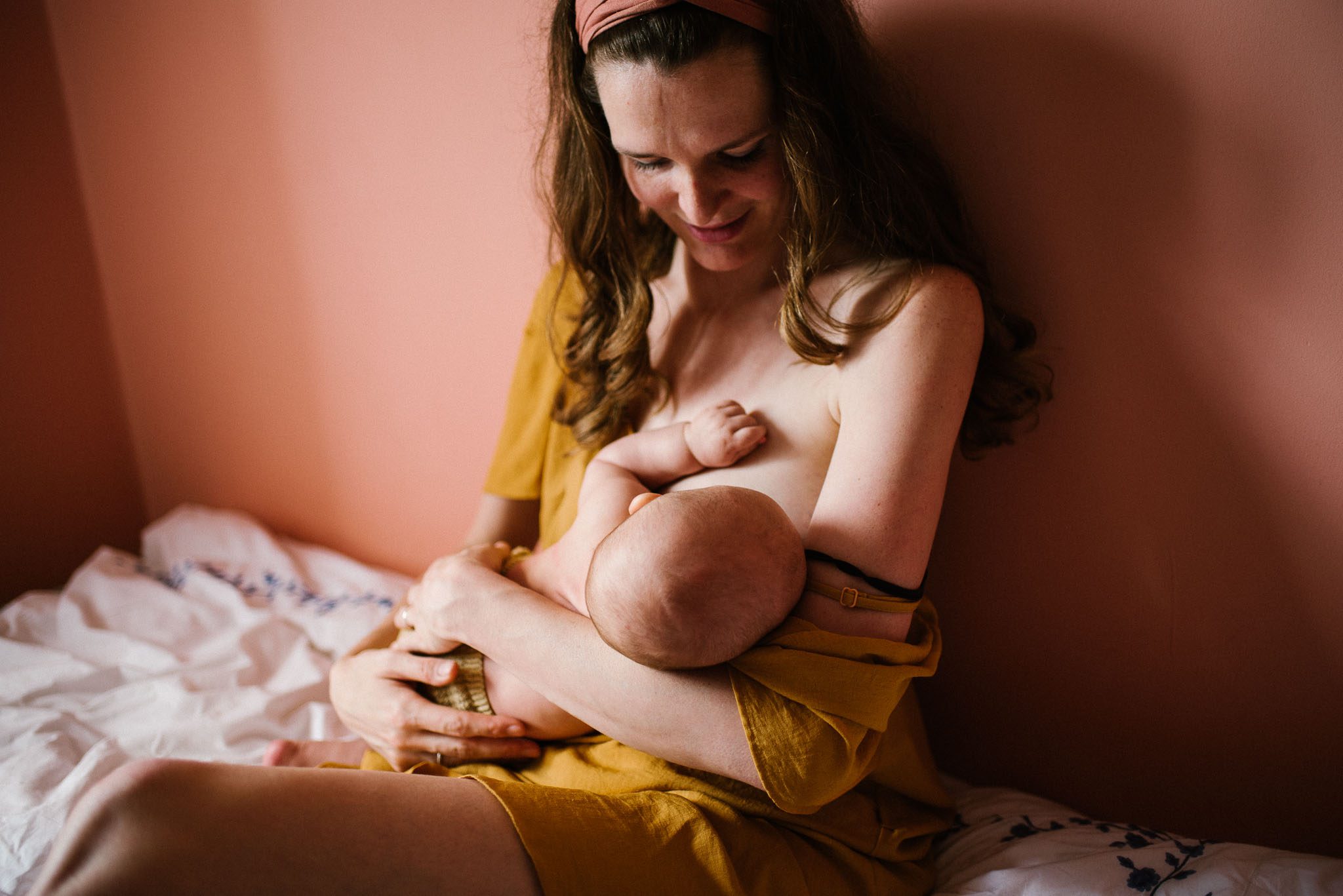 Mama karmi niemowlę piersią - sesja niemowlęca lifestyle w domu Poznań