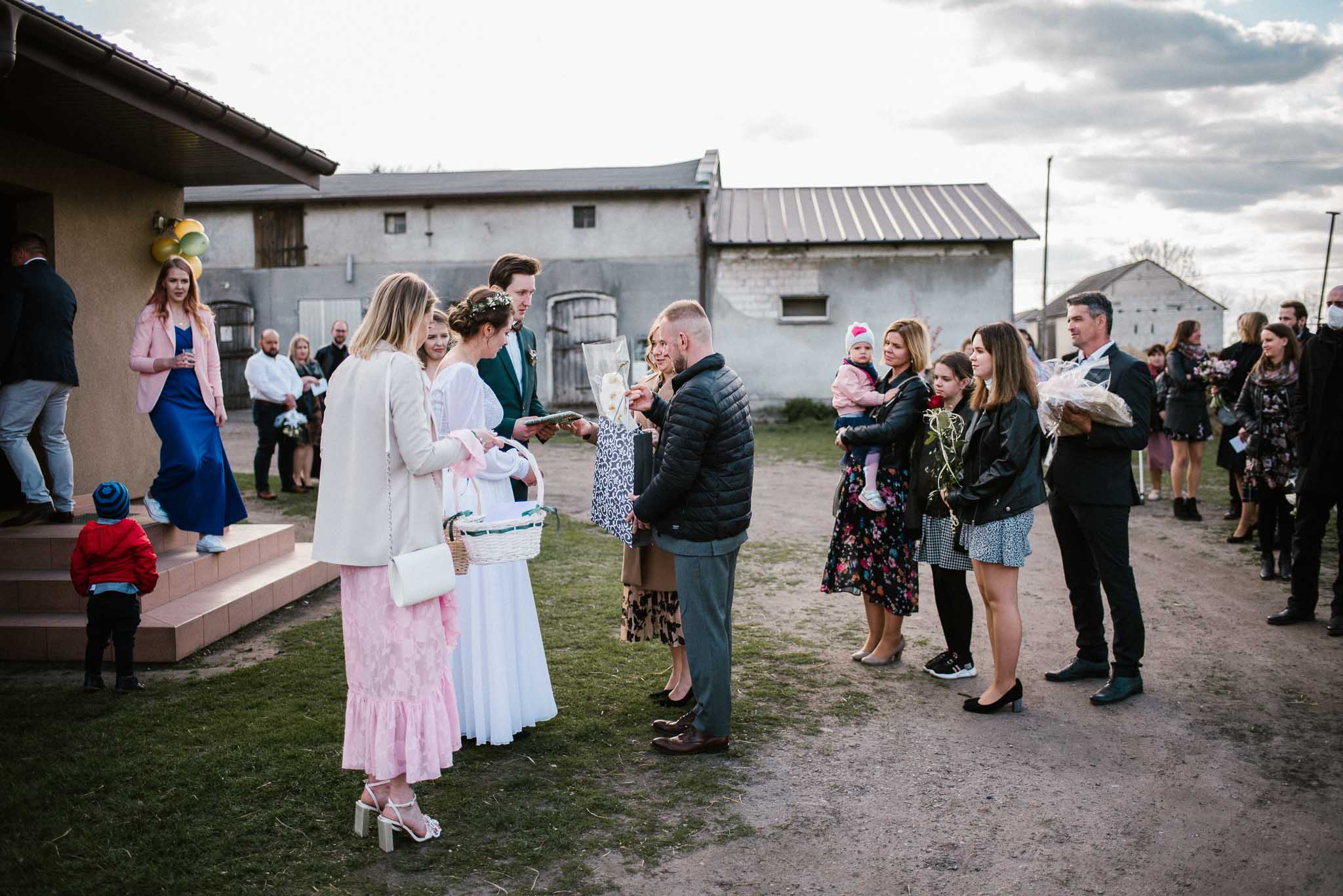 Goście składają życzenia - sesja ślubna reportaż Żuczki Inowrocław