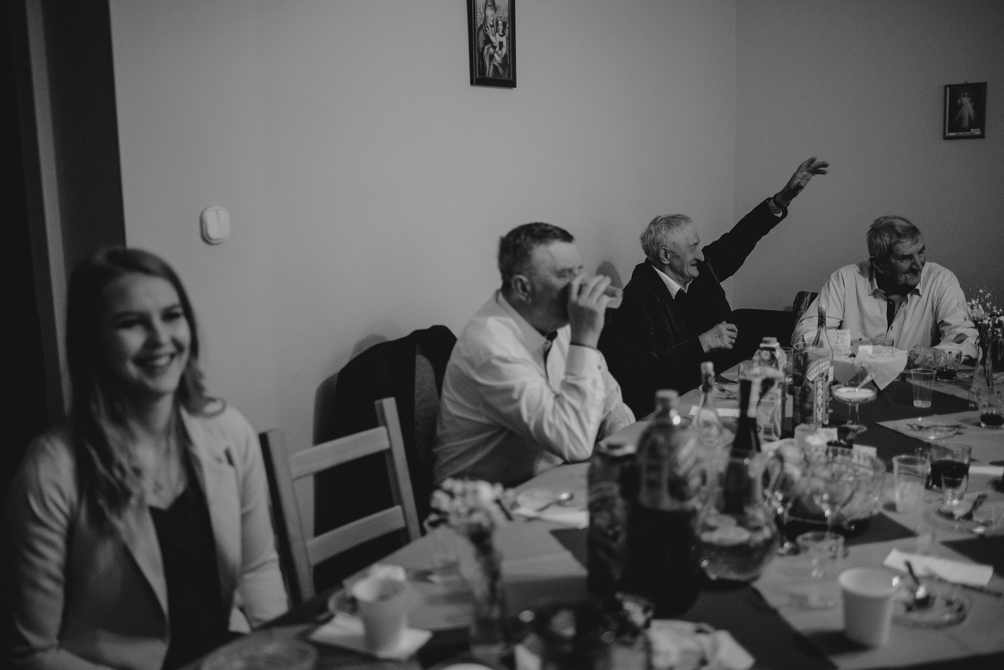 Goście przy stole na przyjęciu weselnym - sesja ślubna reportaż Żuczki Inowrocław