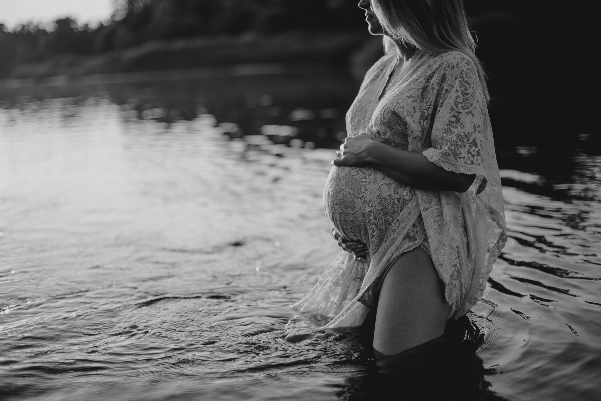 Zbliżenie na brzuch ciążowy w koronkowej sukni w stylu boho -Sesja ciążowa w plenerze w wodzie Poznań
